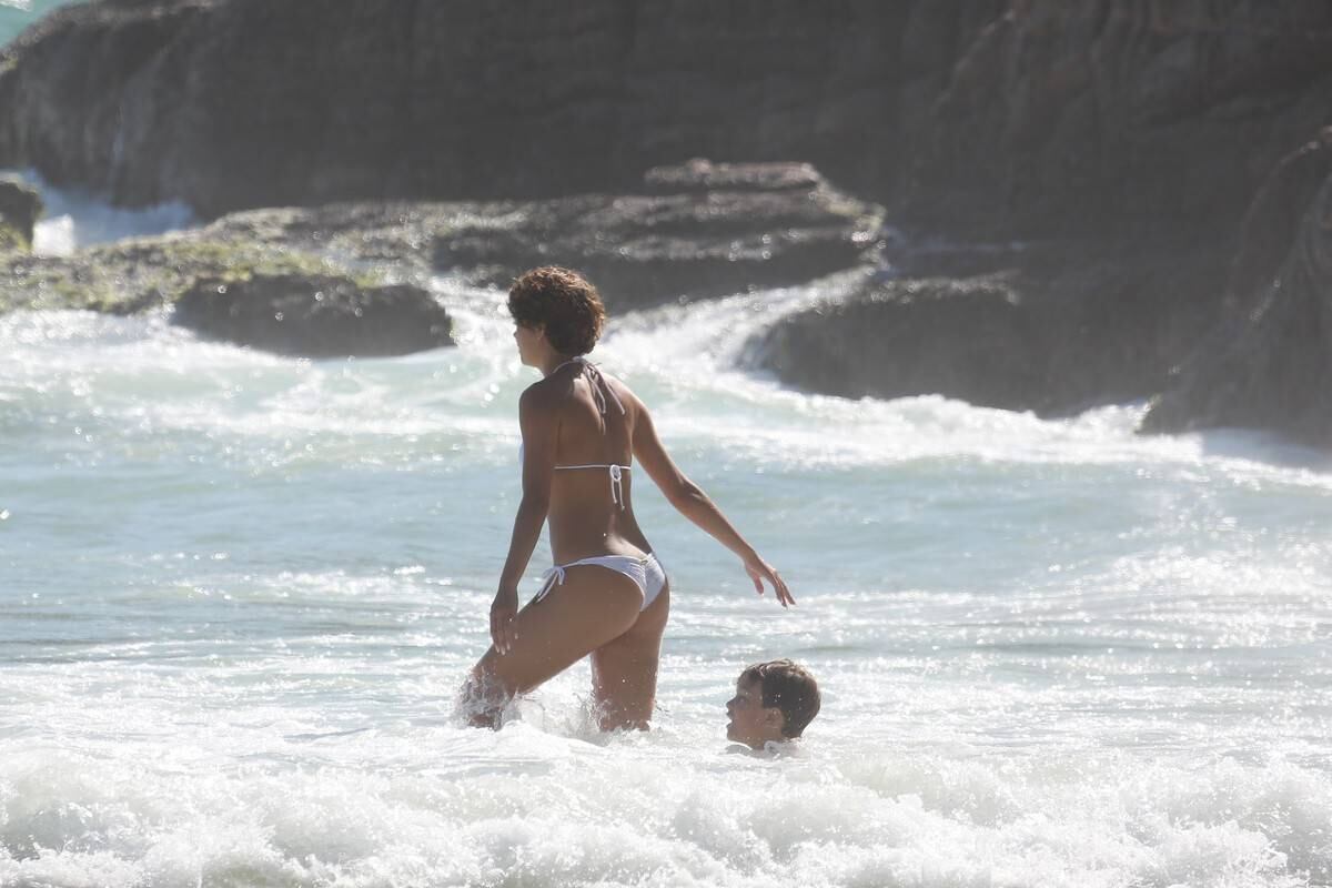 Sophie Charlotte e Daniel de Oliveira se divertem em praia com a família