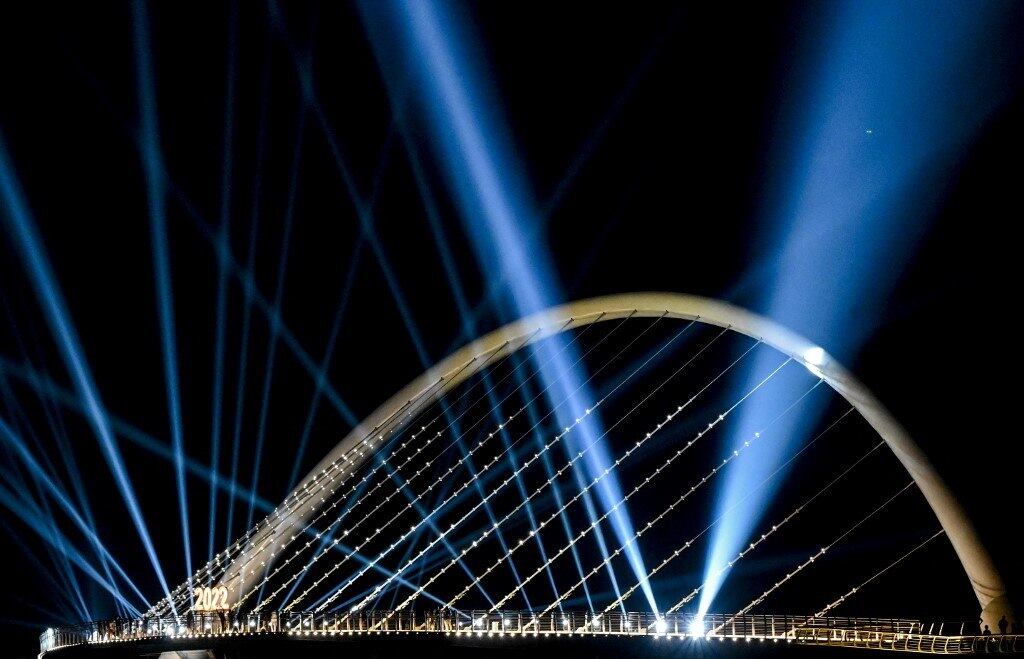 Em Colombo, na capital do Sri Lanka, um lindo show de luzes na ponte de entrada da cidade abriu o ano de 2022 com uma grande festa de cores