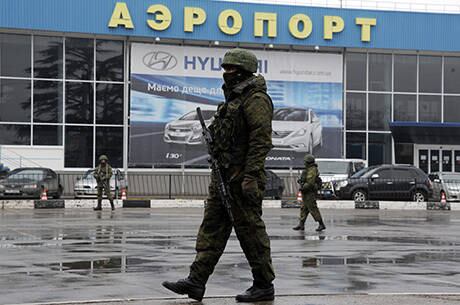 Homens não identificados patrulham o aeroporto de Simferopol