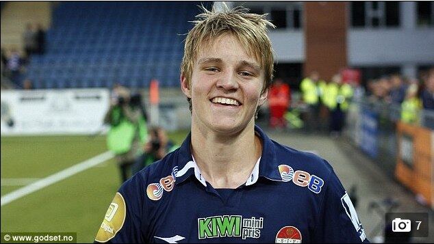 

Com apenas 15 anos, Martin Ødegaard

defende as cores do Strømsgodset, da Noruega. O talento do meia é tanto que ele já foi até convocado para defender a seleção principal da Noruega

Veja também: NBA 2K15 ou o lendário NBA Jam: Qual o melhor jogo de basquete?
