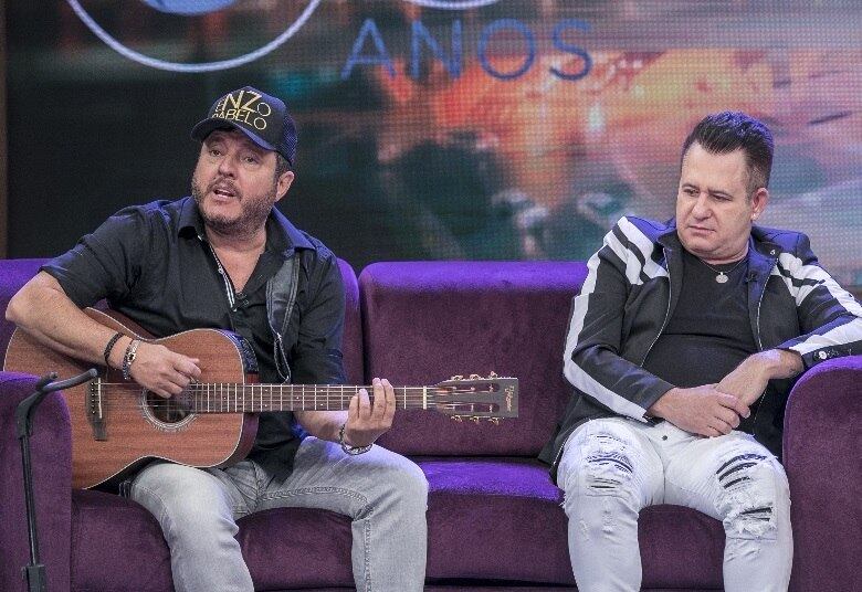 Na época, ele apareceu embriagado no evento, e o
fato teve uma grande repercussão na mídia. O sertanejo explica que tomou um
remédio para ansiedade, não conseguiu dormir e se alimentar depois e ainda
consumiu álcool. “Não me lembrava de mais nada. Pensava que tinha
feito o show normal. Nunca mais bebi antes do show, fiquei traumatizado”,
comenta