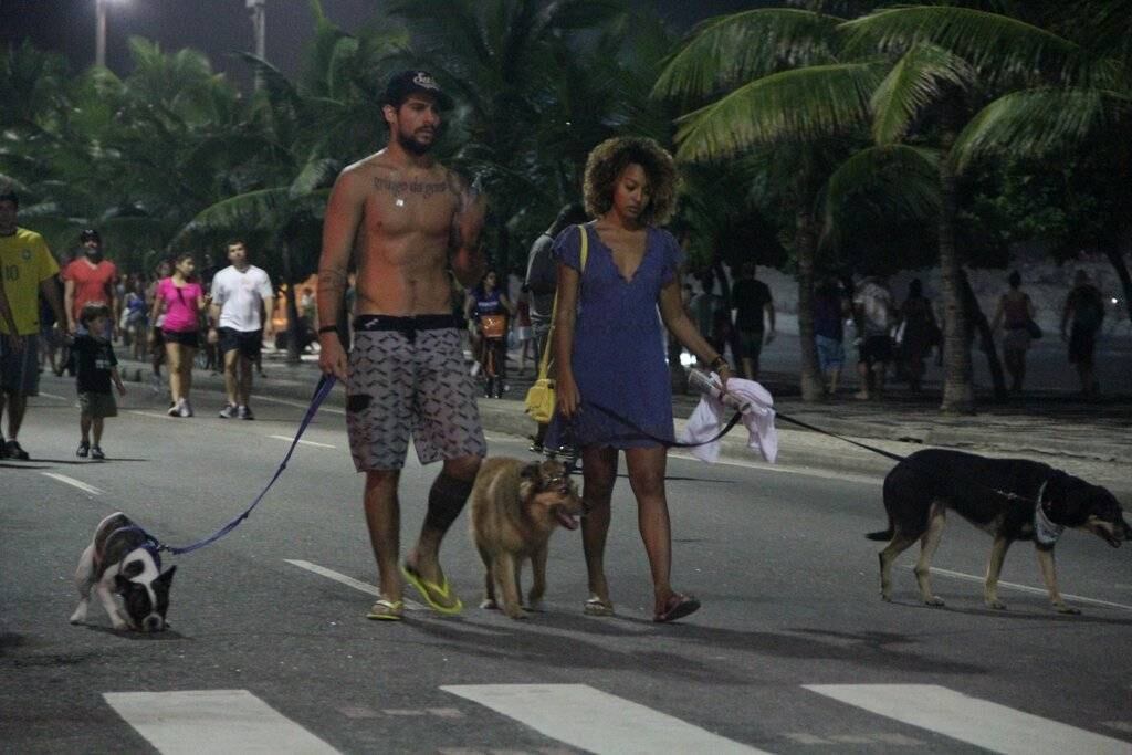 Sheron Menezzenes caminha com namorado e cachorros em Ipanema, no Rio de Janeiro