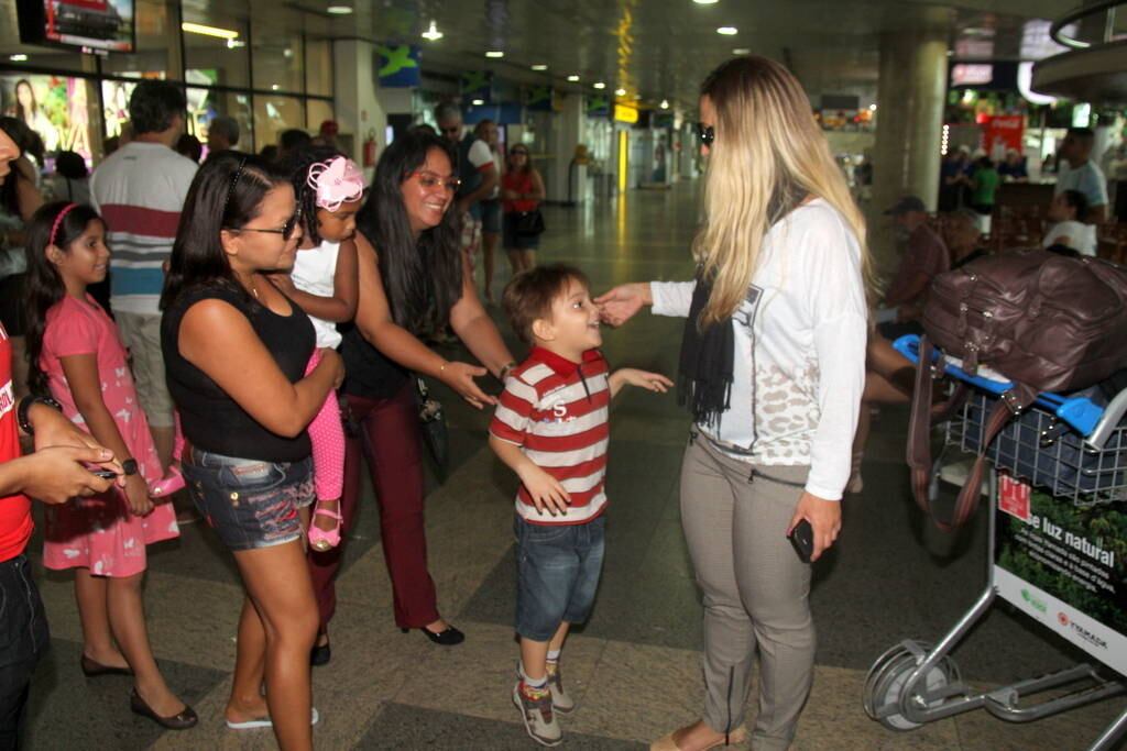 Valesca Popozuda com fãs em aeroporto de Belém do Pará, neste domingo (15)