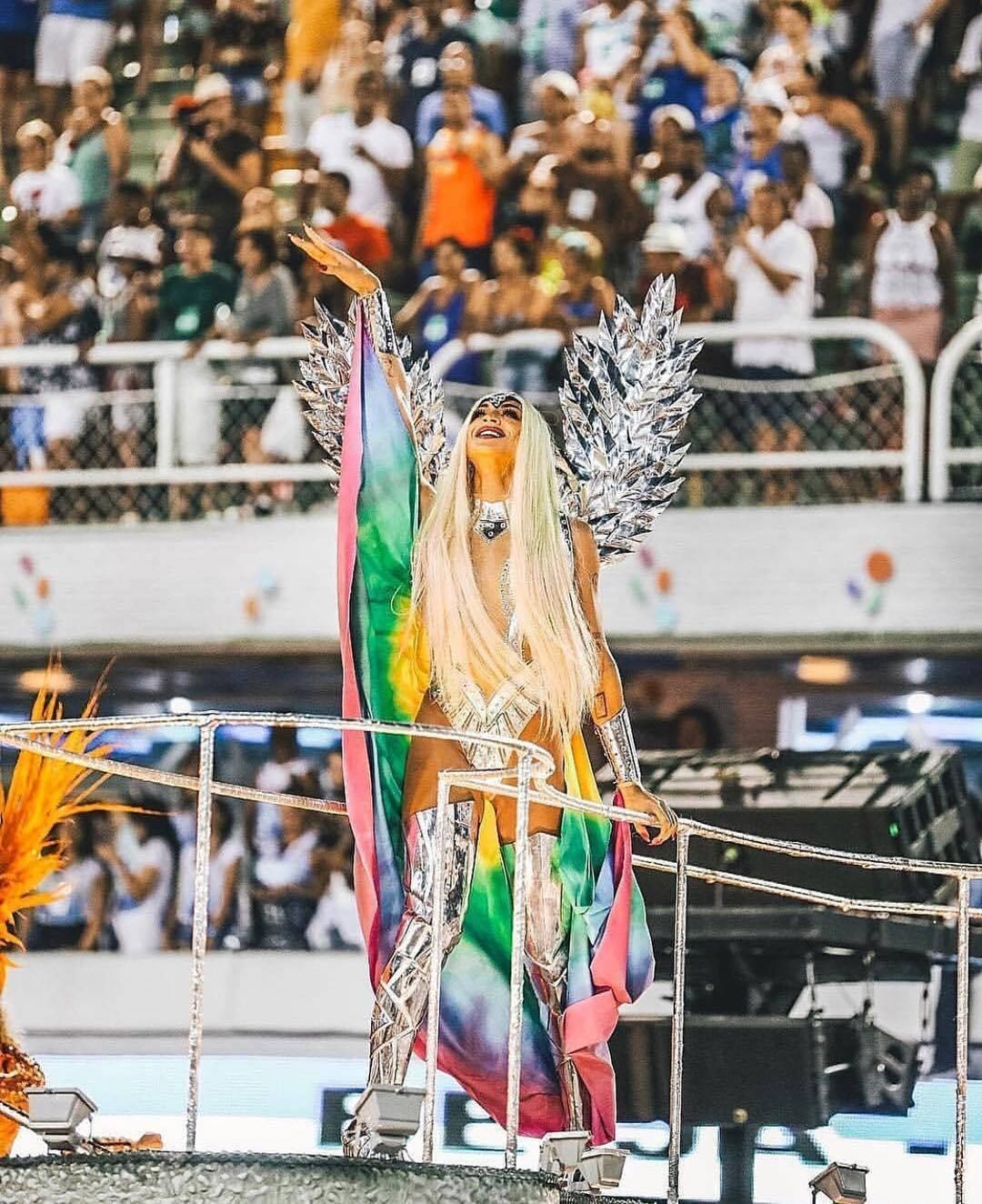 Pabllo Vittar brilhou em sua estreia na Sapucaí. No desfile da Beija-Flor, a cantora representou a luta contra intolerância de gênero