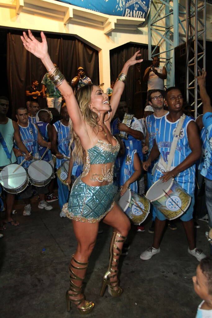 Sabrina Sato comemora aniversário na quadra da Vila Isabel
