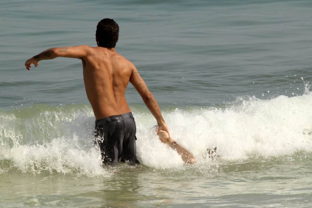 Casal aproveitou o bom tempo para da um mergulho no mar