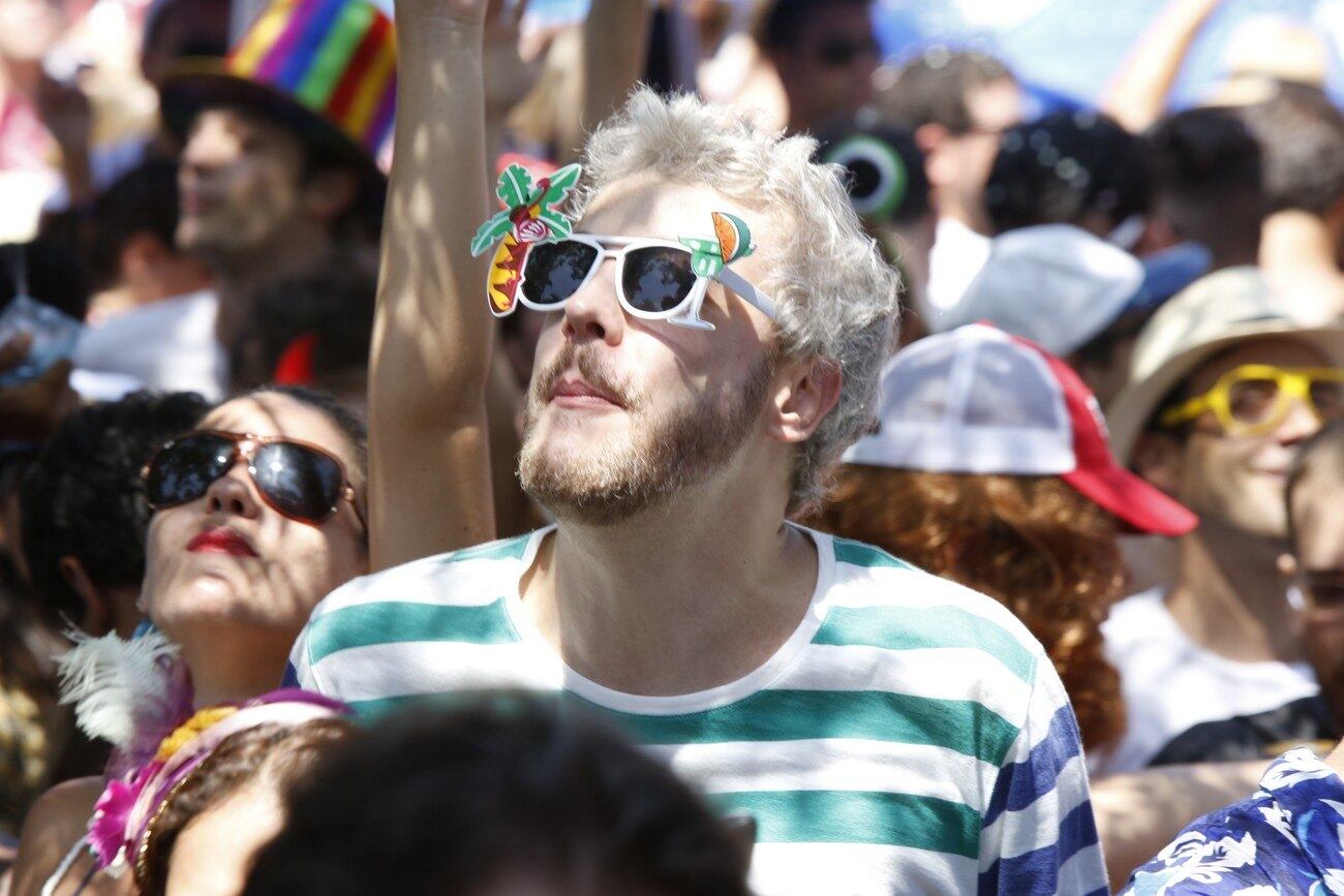 Guilherme Weber apareceu por lá com um óculos divertido