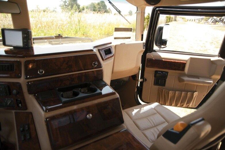 O passageiro não foi esquecido para a versão civil do Hummer, veja que ele também dispõe de conforto, com porta-copos e espaço de sobra para a bagagem de mão