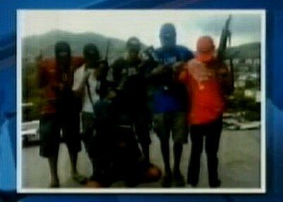 Suspeitos postaram fotos com armas para intimidar a população