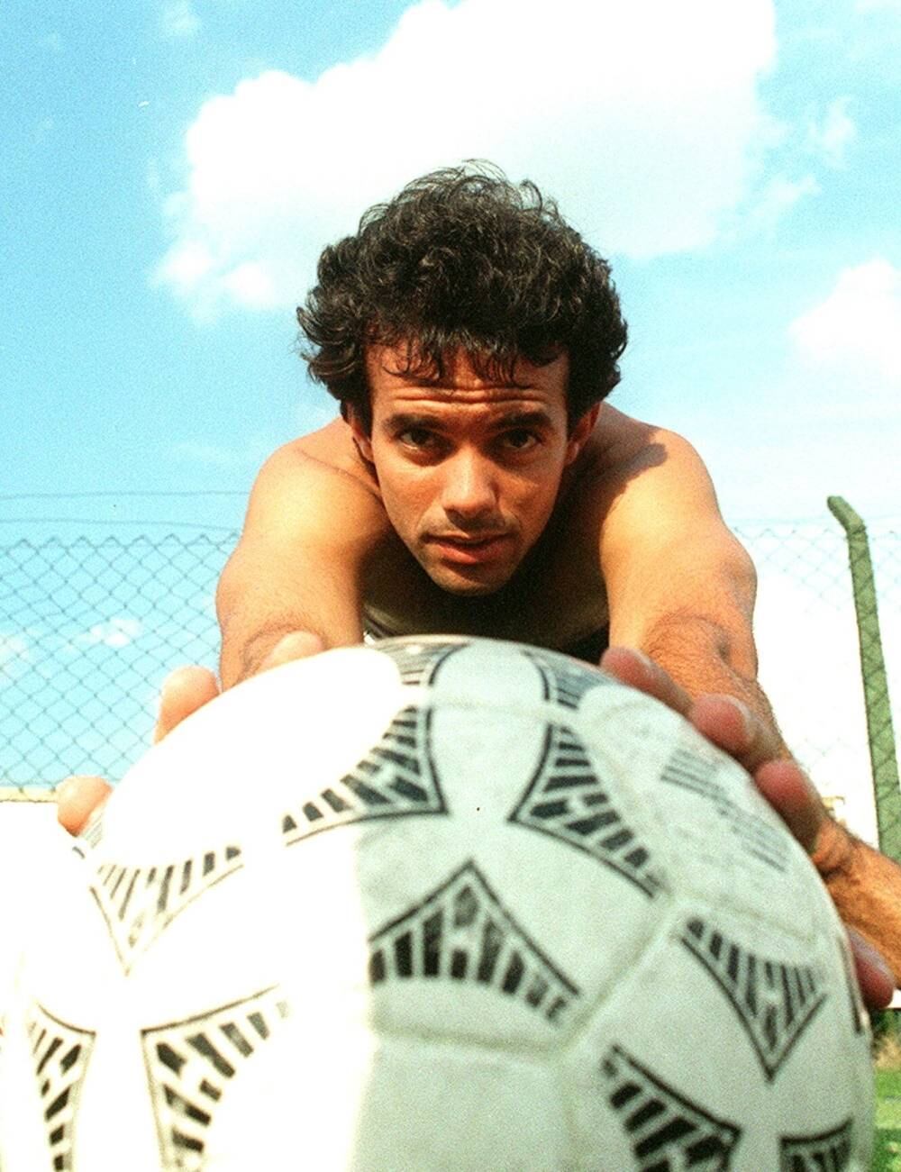 Palhinha era o fiel escudeiro de Raí e Muller e foi ele quem
sofreu a falta que deu origem ao segundo gol do São Paulo. No clube, foi
bicampeão da Libertadores e do Mundial, além de outros títulos, sempre como
titular. Encerrou sua passagem pelo Morumbi em 1995, quando foi envolvido em
uma troca com o Cruzeiro por Belletti e Serginho