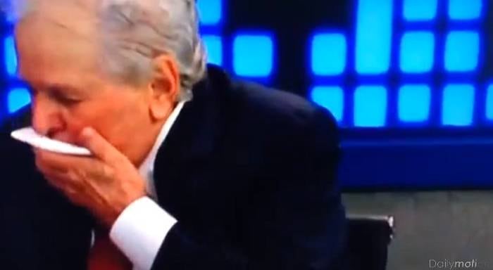 Já fora do poder, e sofrendo com os remédios para o câncer Juvenal protagonizou uma cena inusitada ao vivo na Fox Sports quando, ao tentar tossir, acabou vomitando em frente às câmeras