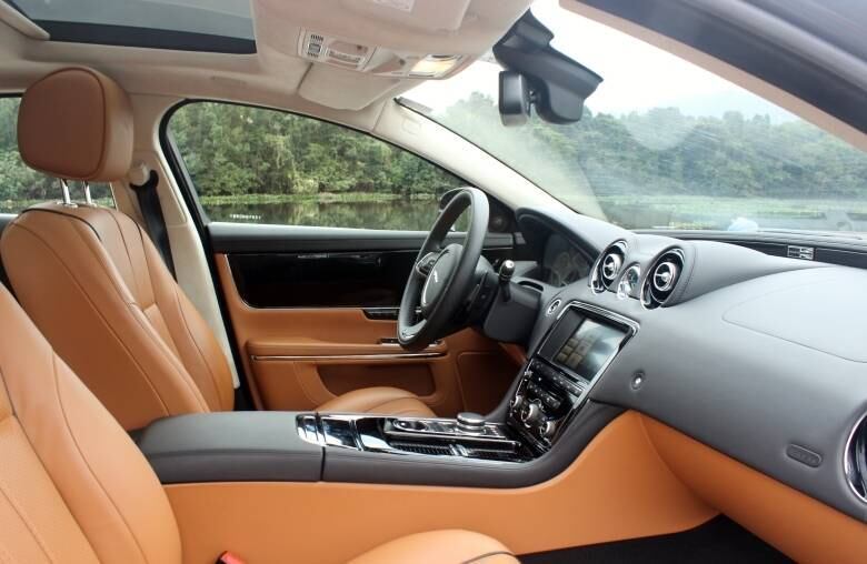 Interior revestido de materiais como alcântara, couro e laca esbanja luxo e sofisticação 