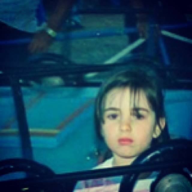 Nicole até mostrou quando ficava de cara fechada.

— Emburrada
