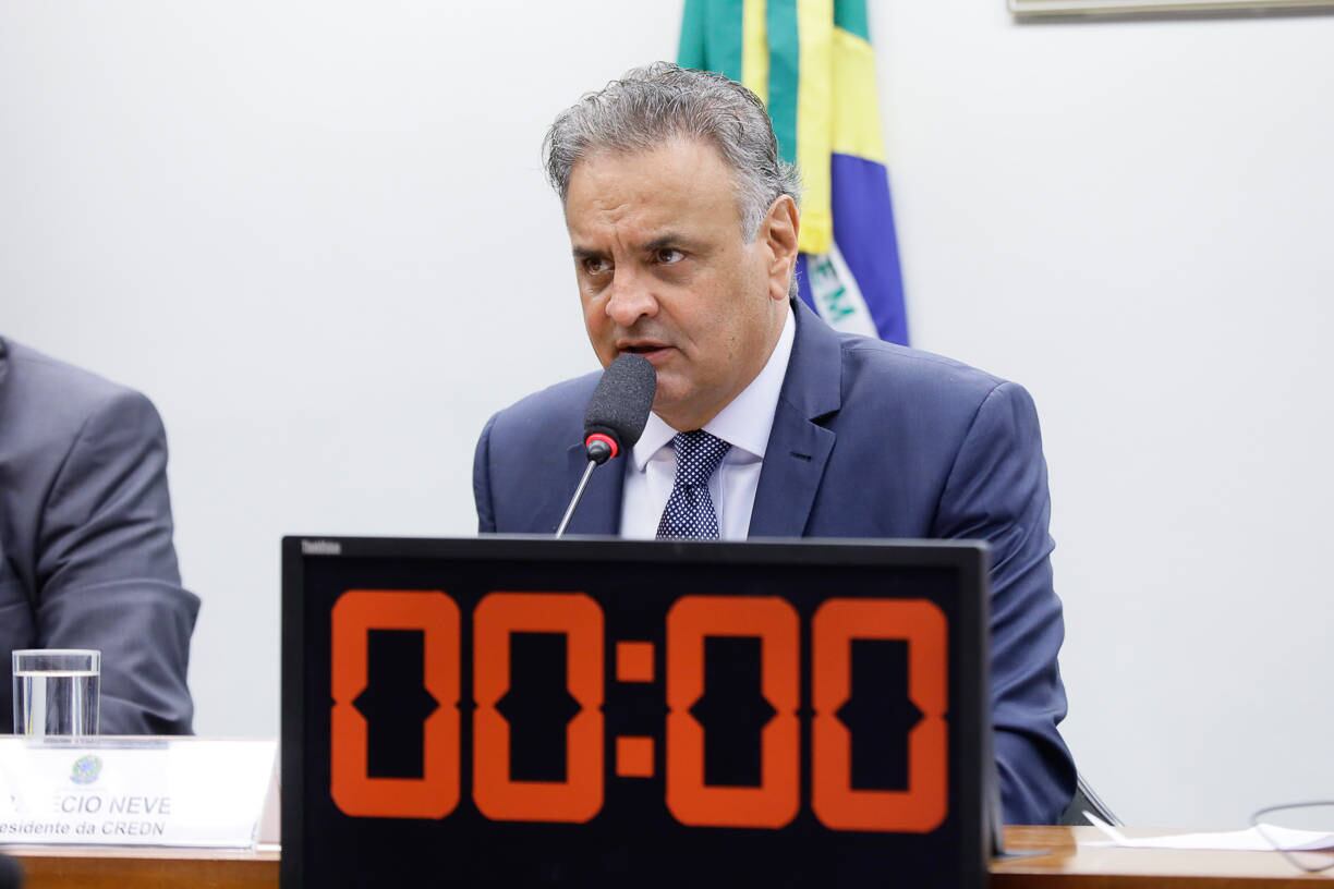 Aécio fez mais de 1.000 voos sem "interesse público" segundo o MP