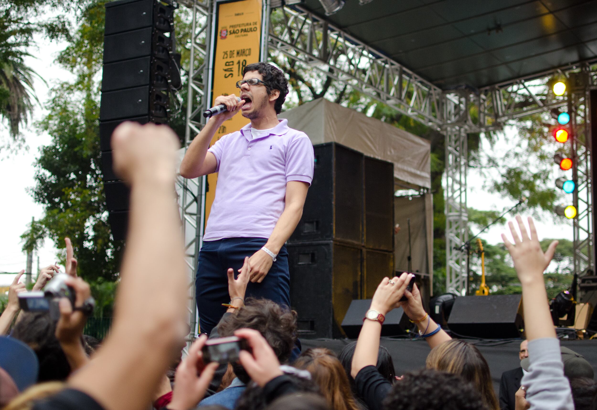 Às 8h, o grupo Mombojó agitou a rua de comércio popular