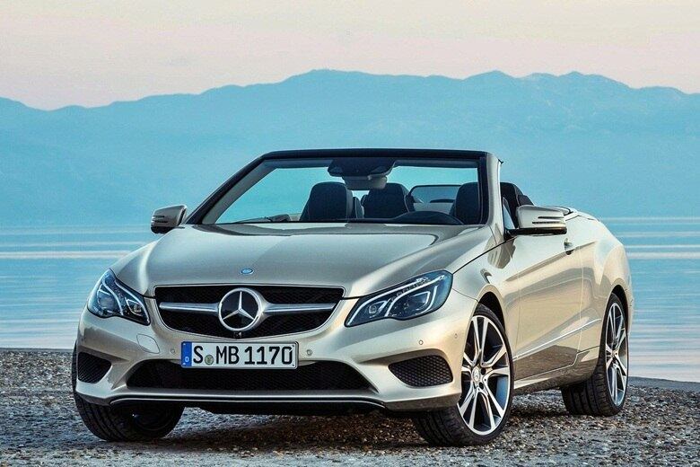 Cheio de charme, novo Classe E conversível será o modelo mais chique e caro da gama, com motor V6 e lista de equipamentos completíssima, incluindo itens opcionais, como o assistente de estacionamento, que realiza as manobras sozinho — o motorista só precisa controlar o acelerador e o freio. E tem mais: segundo a Mercedes-Benz, o sistema do novo Classe E também manobra o veículo para sair da vaga, recurso inédito em sistemas semelhantes do mercado

VEJA TAMBÉM

> Lamborghini roxo que brilha no escuro é apreendido novamente pela polícia

> Diretor de 'Transformers' revela primeiras imagens do novo Chevrolet Camaro

Quer saber tudo sobre carros? Acesse R7.com/carros
