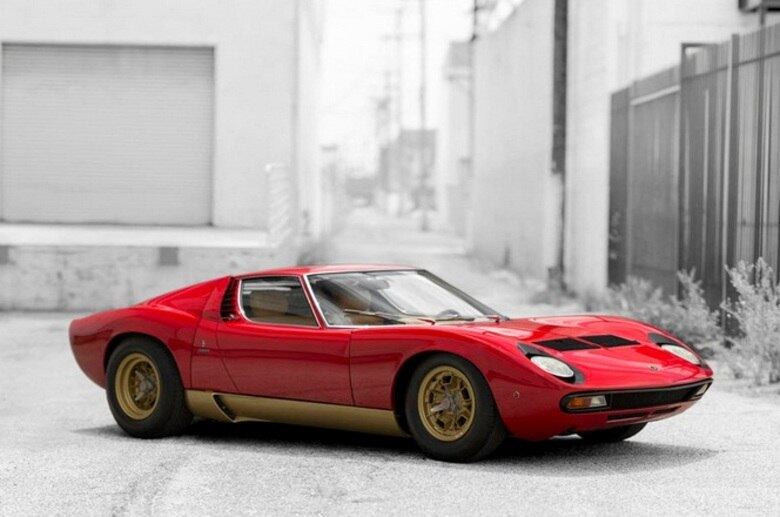 Lamborghini Miura P400 1971 — Foi o sexto carro produzido pela marca, sendo sucedido pelo Countach. Muito comum à época, os motores eram enormes e não poderia ser diferente com Miura — 4.0 V12 de 350 cv