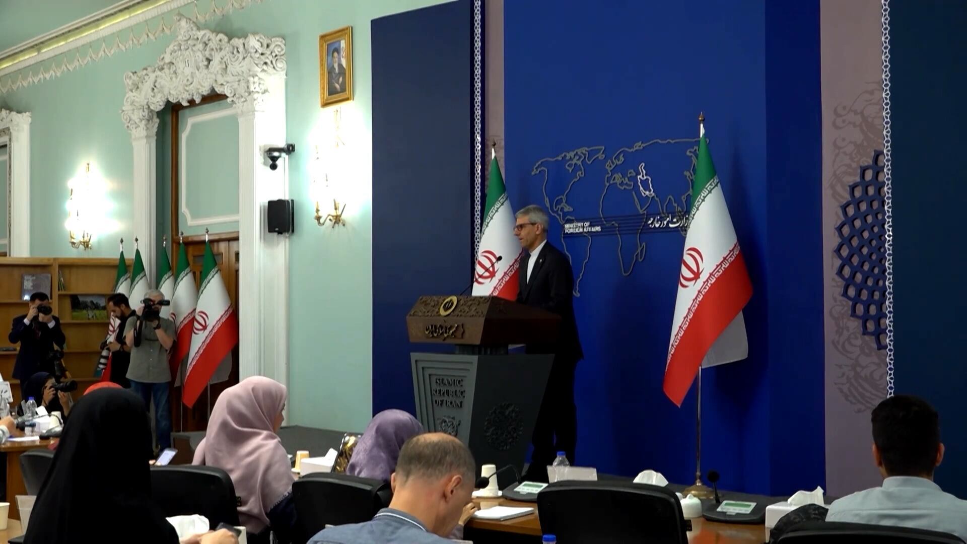 Expulsão de embaixador 'demonstra isolamento do Irã na esfera internacional', diz analista