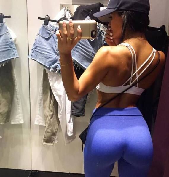 Até no provador de roupas elas tiram fotos