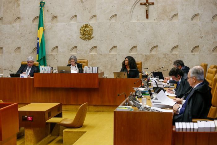 Em 2003, o sargento anistiado da Aeronáutica no Recife-PE Gilson de Azevedo Souto recebeu o direito de receber R$ 2.668,14, com efeito retroativo a partir de janeiro de 1998