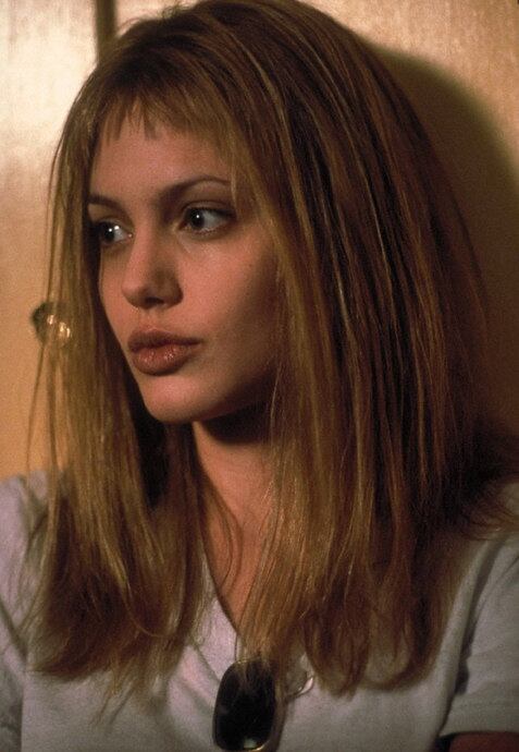 Garota, Interrompida deu a Jolie seu primeiro Oscar. Ao dar vida a Lisa, paciente de um hospital psiquiátrico, a atriz chamou a atenção dos críticos por sua comovente atuação. Para o filme, Jolie ficou com os cabelos bem estranhos. Os fios eram secos e até mal cortados