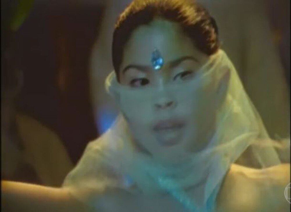 Bela Gil participou da gravação do clipe Ralando o Tchan
