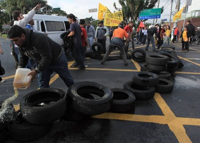 Um grupo que bloqueava o portão principal da USP tentou fechar a rodovia Raposo Tavares