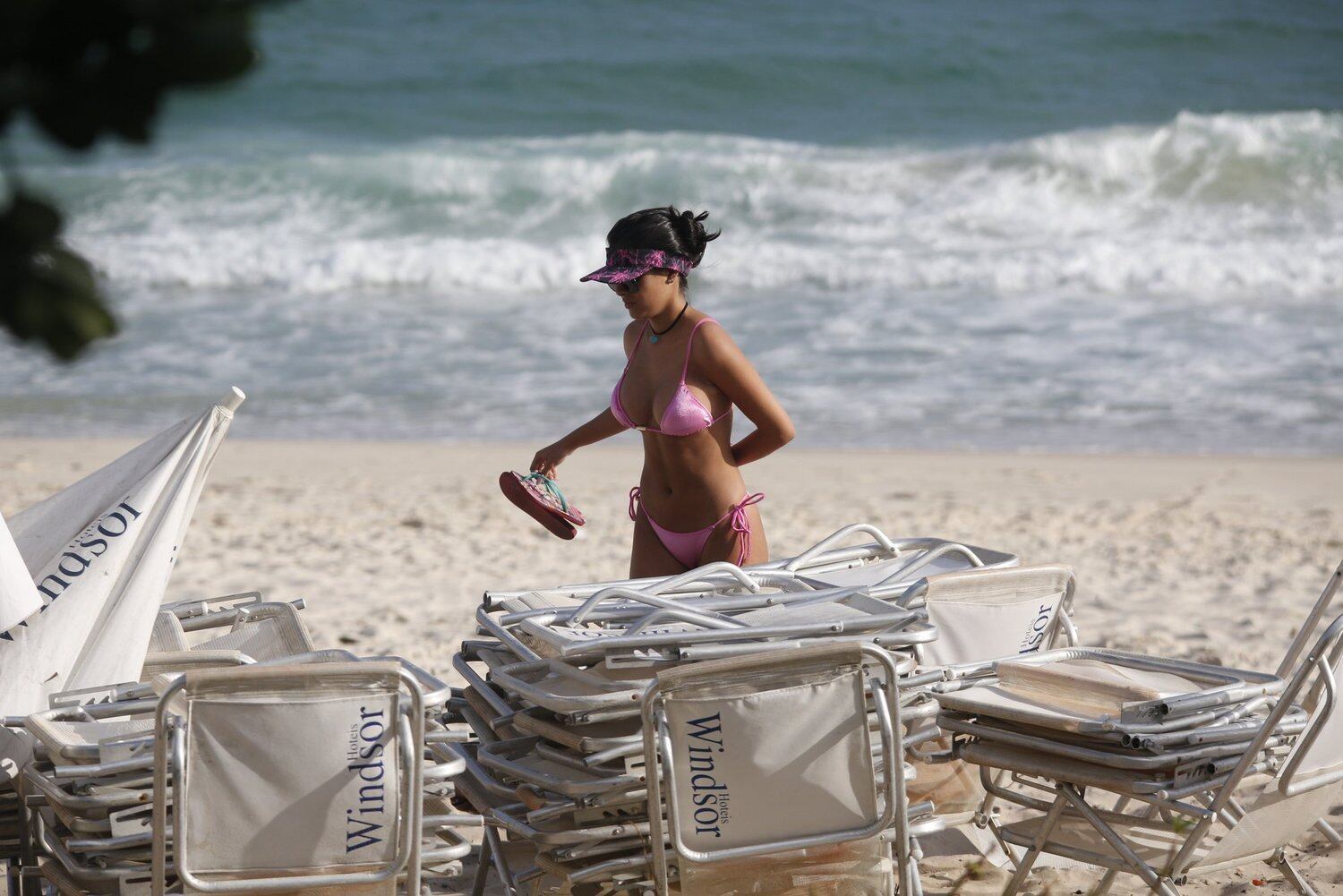 Munik mostra suas novas próteses de silicone em dia de praia no Rio