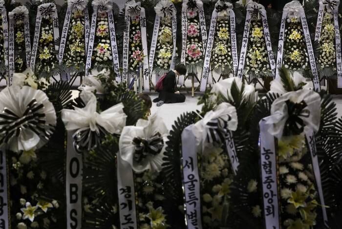 Uma mulher chora em memorial coletivo de Ansan, Coreia do
Sul, pelas vítimas do naufrágio da balsa sul-coreana. A maioria das vítimas era
da escola de Danwon, na mesma cidade