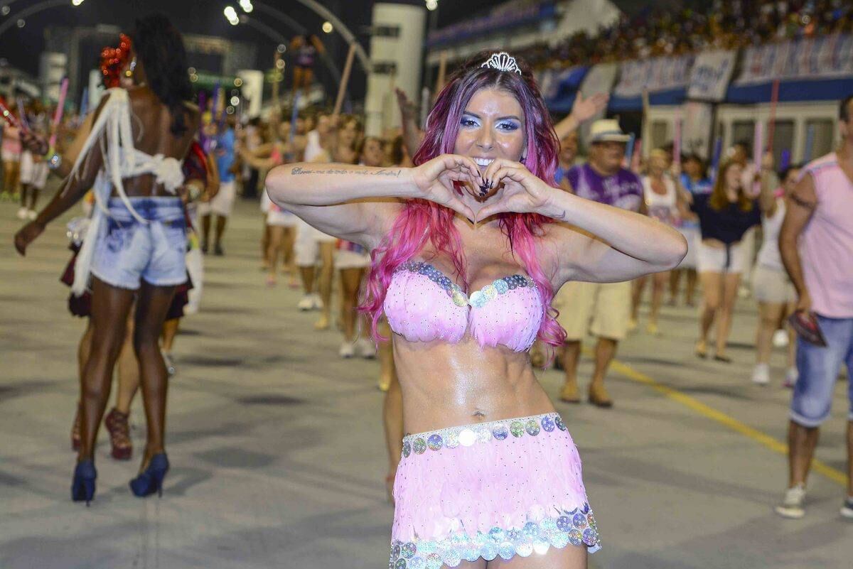 Thaís Bianca desfila no ensaio técnico da Rosas de Ouro, em São Paulo
