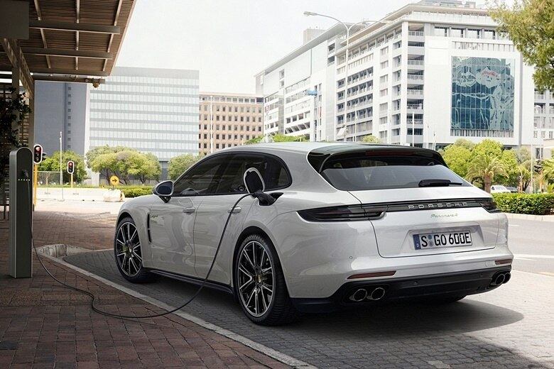 Já a versão E-Hybrid é do tipo plug-in e pode ser recarregada em tomadas comuns e de alta voltagem