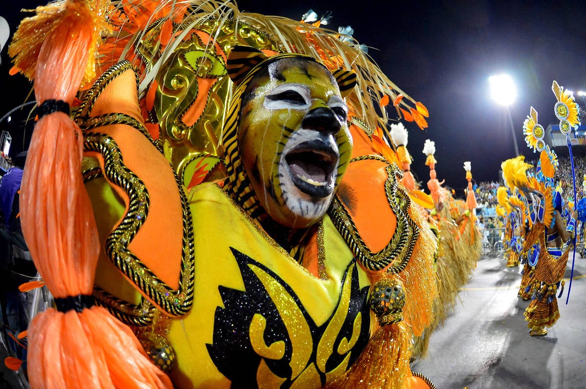 Destaque para a riqueza de detalhes das fantasias dos membros da agremiação