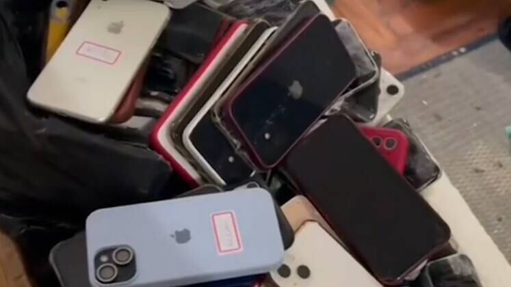 O delgado explica que os celulares são levados para o exterior após serem desabilitados aqui no país. Através do bloqueio do IMEI (código de identificação única), os aparelhos deixam de ser funcionais em território brasileiro. Já no continente africano, tal tecnologia de restrição não existe, podendo ser usado normalmente 