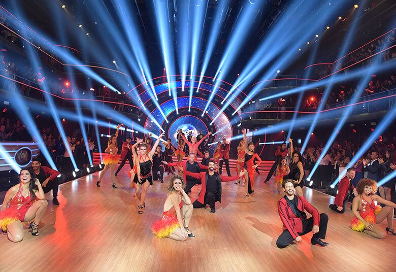 A estreia do Dancing Brasil nesta segunda (3) encheu os olhos do público com figurinos caprichados. Na abertura, Xuxa, técnicos e estrelas pintaram o palco em tons quentes ao som de I Wanna Dance With Somebody