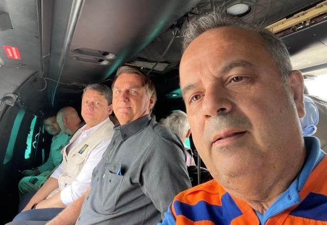 Ministro Tarcísio de Freitas, Bolsonaro e ministro Rogério Marinho, ao sobrevoar SP