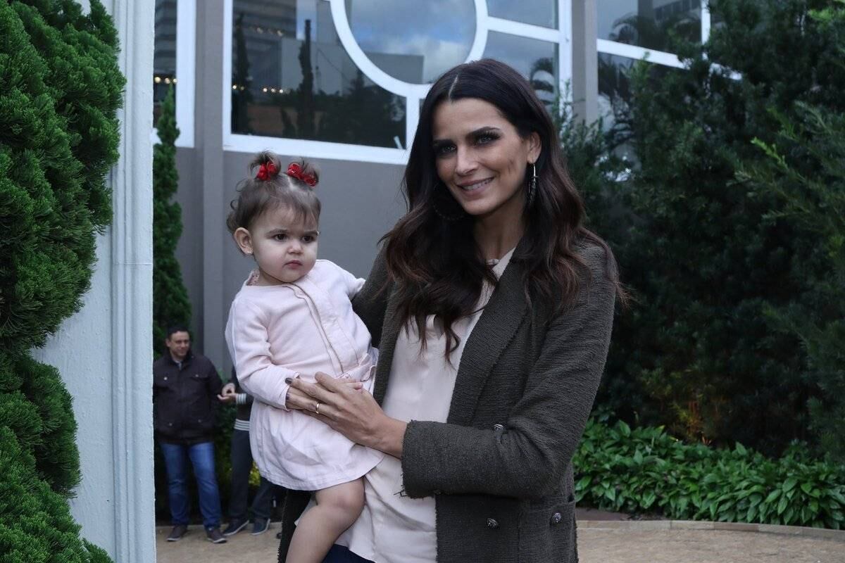 Fernanda Motta marcou presença com a filha Chloé e contou sobre o presente de aniversário "alternativo", pedido pela mãe da criança.

— Sou amiga da Carol há muitos anos. Não trouxe nenhum presente porque ela pediu para que os convidados fizessem doações à sua fundação, que eu procuro sempre ajudar por ser um projeto sério