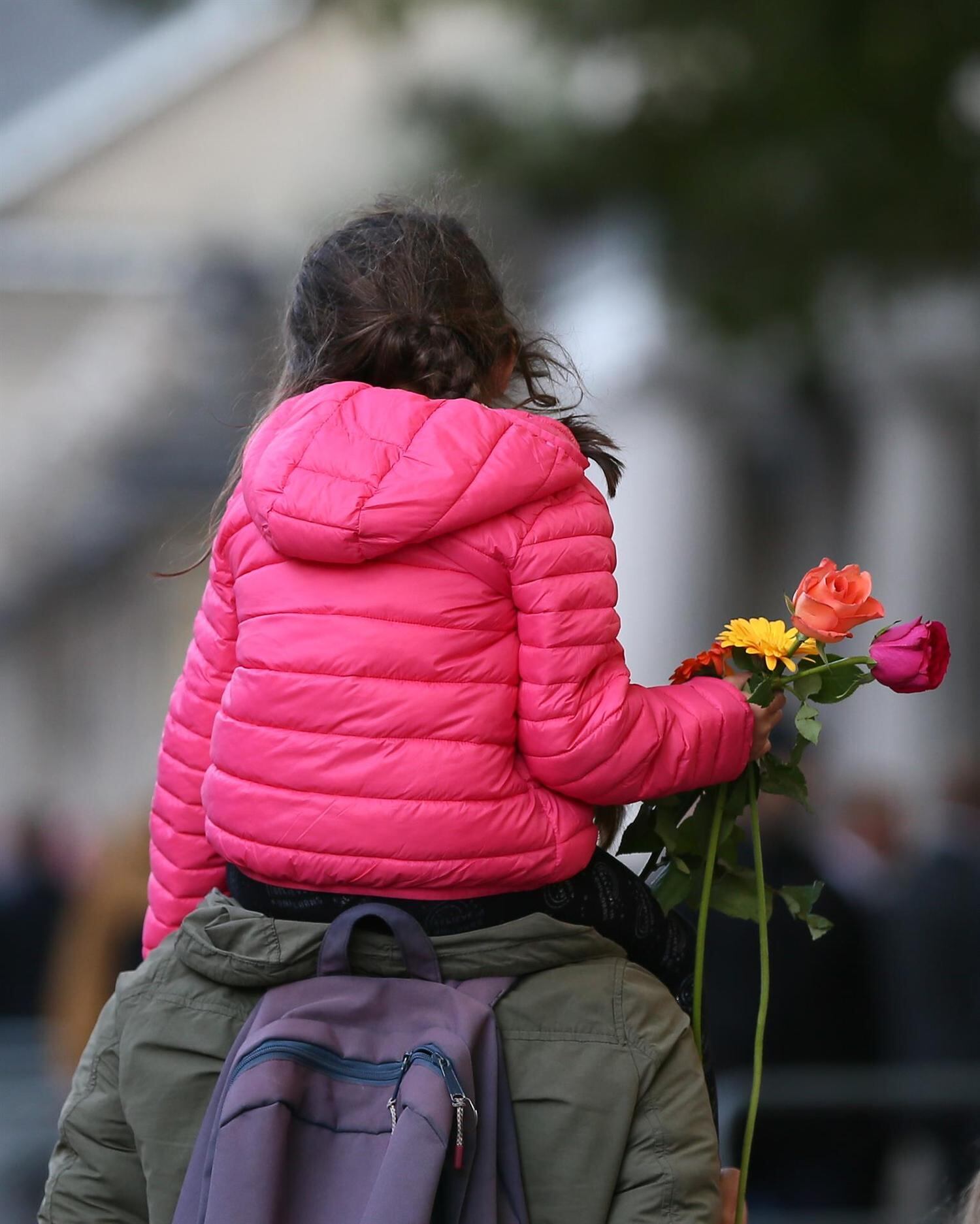  
London (United Kingdom), 17/09/2022.- A young girl carries flowers near Buckingham Palace in London, Britain, 17 September 2022. Late Queen Elizabeth II's funeral will be held on 19 September, following four days of lying in state inside Westminster Hall. (Reino Unido, Londres) EFE/EPA/ADAM VAUGHAN
