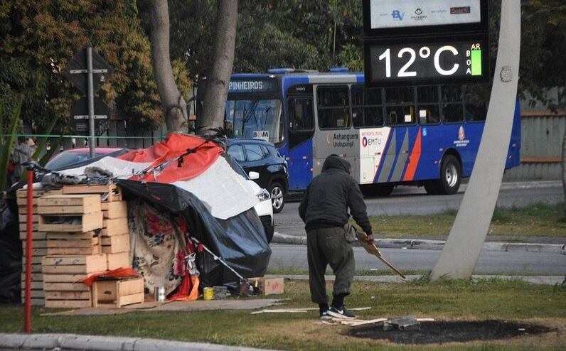 Pessoa em situação de rua tenta fazer fogueira no centro de SP