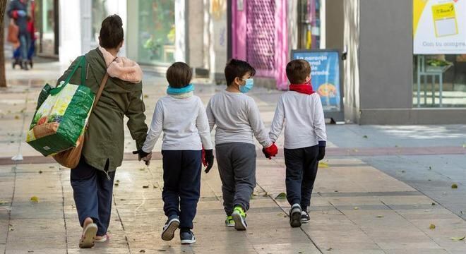 Crianças entre 6 e 15 anos demoraram cerca de 32 dias para eliminar o vírus