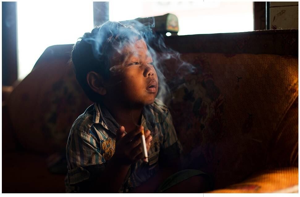 Dihan Muhamad fumando em casa