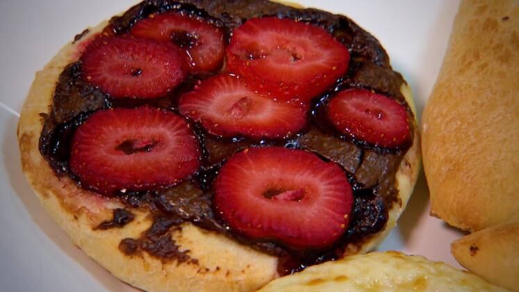 Esfirra de Chocolate e Morango

Ingredientes (massa)

1 kg farinha de trigo


50 gramas de fermento


1 colher (sopa) rasa de sal


2 colheres (sopa) de açúcar


2 copos de água morna


1/2 copo de óleo

 



Modo de preparo


Misture o sal, o açúcar, o fermento biológico, a água
morna, o óleo e depois de tudo misturado, vá acrescentando a farinha. Misture
até ficar uma massa homogênea, bem sovada. Deixe crescer, em uma bacia, coberta
com um pano. Divida em bolinhas e deixe crescer novamente, até dobrar de
tamanho. Abra as bolinhas de acordo com o modelo de esfirra que quiser.

Para a esfirra aberta, abra as bolinhas em círculo, deixando
uma bordinha mais alta. Se for rechear de carne, use a mistura de carne crua
mesmo e leve ao forno por 10 a 15 minutos ou até dourar.

 



Ingredientes (recheio)


Creme de avelã


Morango


Importante: para a esfirra doce, o modelo aberto é a melhor
opção.

O quadro Mitos e Verdades vai ao ar semanalmente no Domingo Espetacular!
