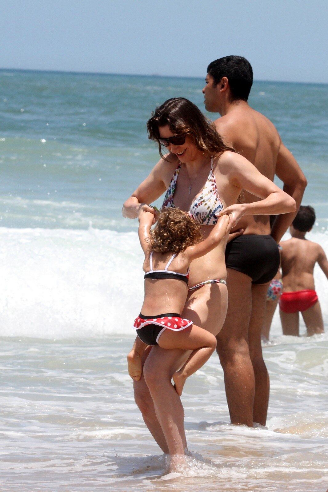 As duas brincaram e riram na beira da praia