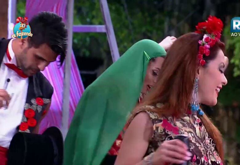 Foi só tocar a música
“Corazon Espinado” na Festa México da noite desta sexta-feira (25) para os peões
se soltarem. Comandados pelo ex-jogador Amaral, os peões ensaiaram alguns
passinhos

+
A Fazenda mal começou e peões já sentem saudade dos familiares 
+ Assista às íntegras dos programas da Rede
Record no R7 Play. Assine!

+
Douglas Sampaio trolla JP na cozinha da sede
