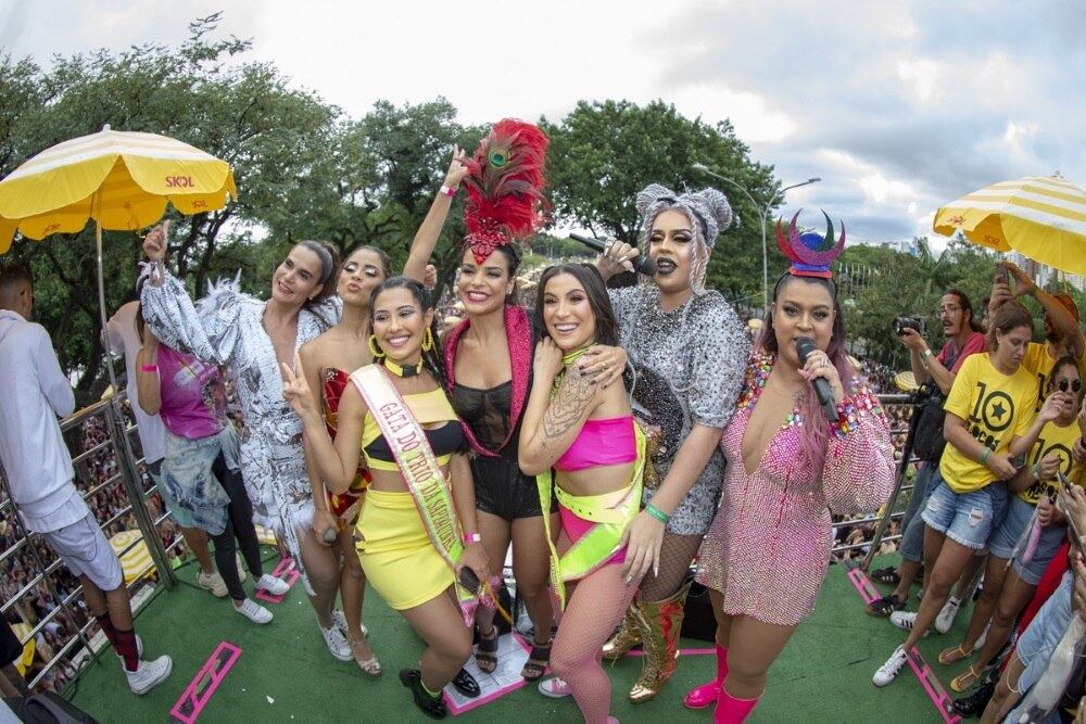 Thaynara OG e Bianca Andrade, que seriam as musas do Sapequinha, também estiveram no bloco de Preta