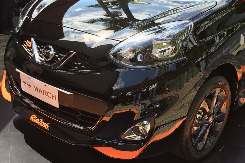 Um dos destaques externos no modelo é o belo conjunto de rodas de liga leve aro 16 pintadas em preto