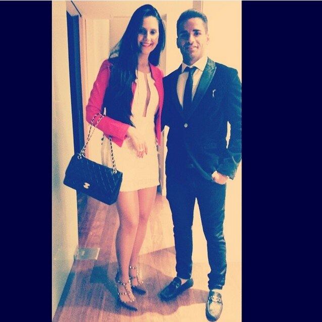 7— Voltando à Espanha, Douglas costuma sair para jantar com sua esposa. Com quase um ano de Europa, o jogador já está habituado ao continente e faz questão de mostrar tudo para sua amada