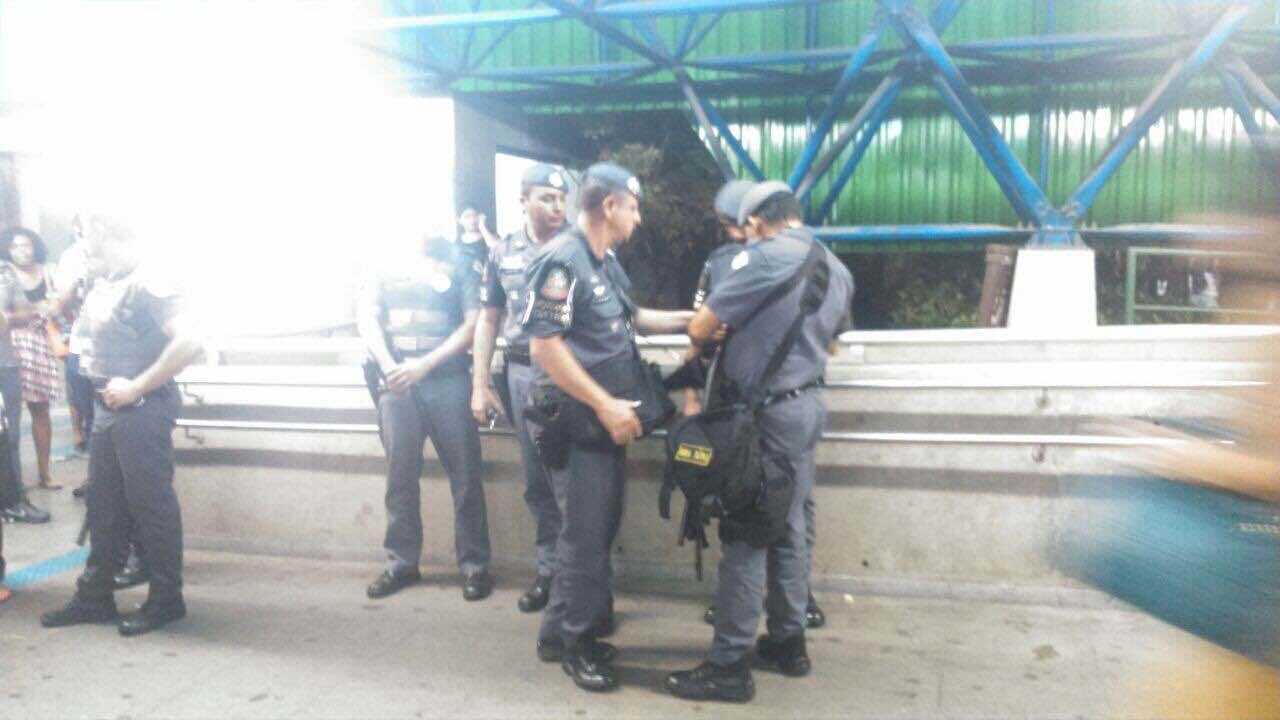 O Metrô disse não saber a origem do tumulto. A entrada para plataforma foi fechada por volta das 19h50 e reaberta às 20h20