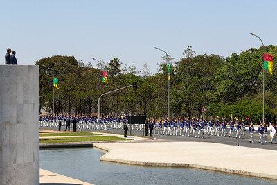 Flâmulas representando Brasil e Guiné-Bissaú hasteadas em frente ao Planalto