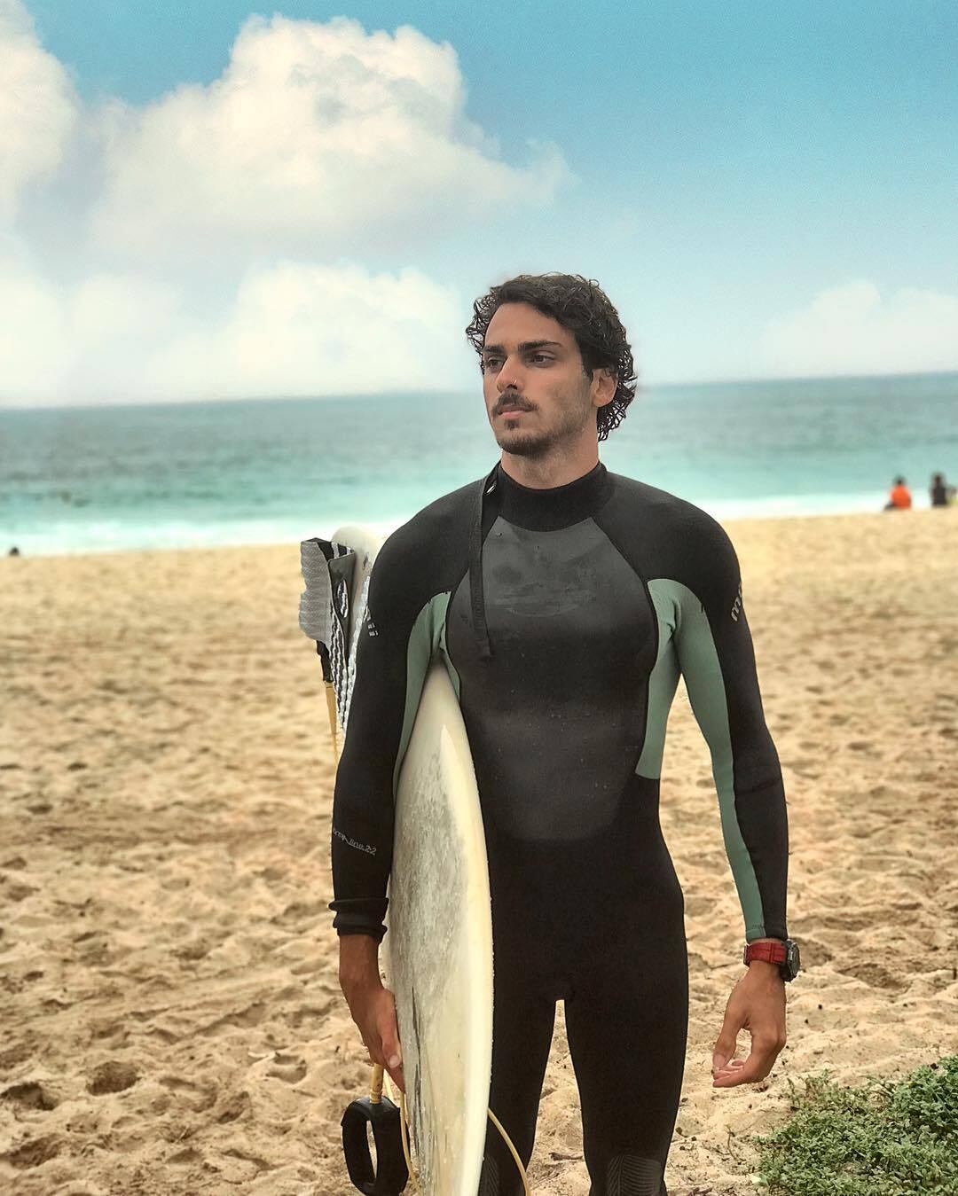 Em outras, ele mostra que, além da música, tem mais uma paixão: o surfe