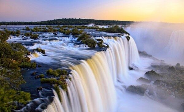 As belezas das Cataratas do Iguaçu, no Paraná, caíram nas graças do cineasta francês, especialista em filmes adultos, Pierre Woodman. 

Depois de um filme de 12 minutos gravado em uma trilha do Parque Nacional do Iguaçu ter sido descoberto no mês passado, um novo material foi encontrado nos últimos dias, gravado em um bote de um passeio turístico tradicional das cataratas.

O problema é que as gravações foram feitas sem a autorização da direção do parque, que afirma nunca ter concedido o direito de filmagem para nenhum tipo de produção pornografica